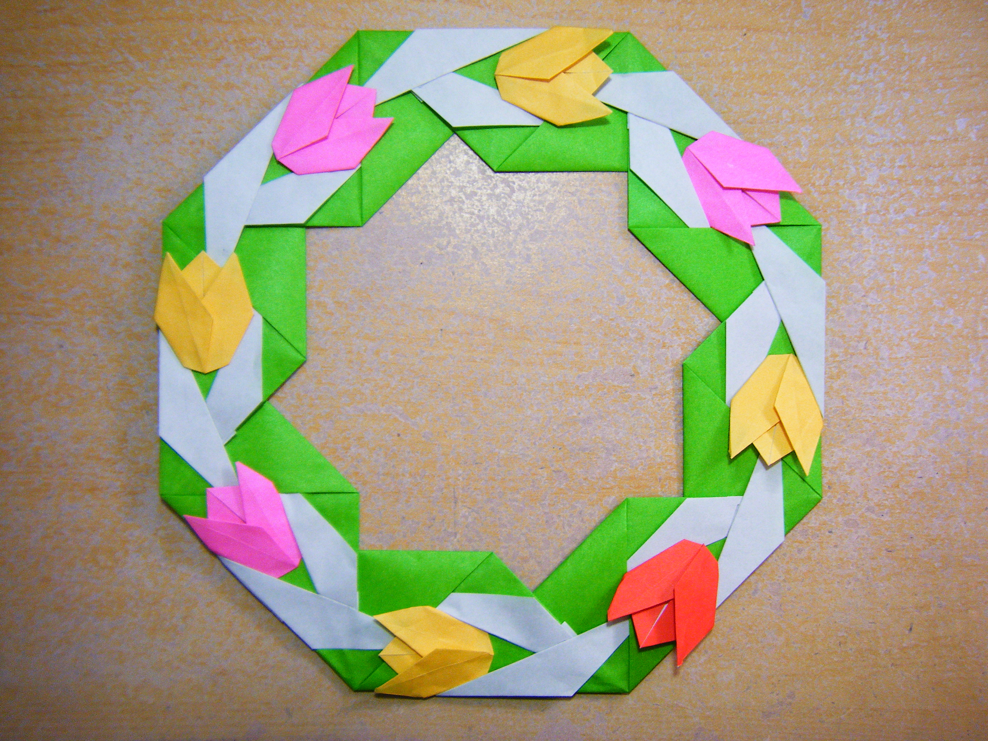 折り紙でのクリスマスリースの作り方は こどもも簡単に手作り ポッチャリータイムズ