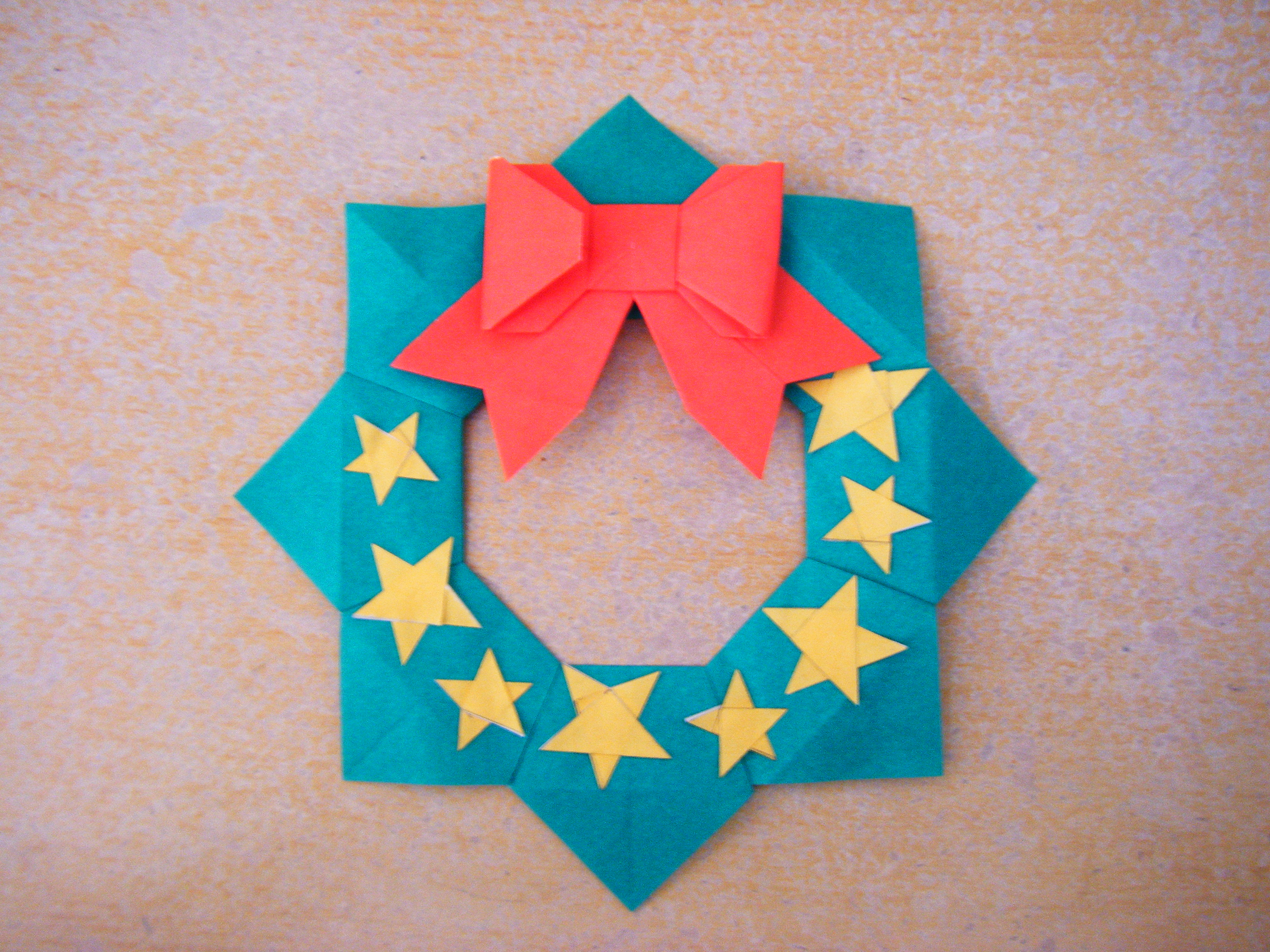 おしゃれなクリスマスリースの飾りを折り紙で手作り 保育園の子どもと一緒に是非 ポッチャリータイムズ